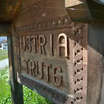 ゲストハウス Ustria / Pensiun Trutg Vella